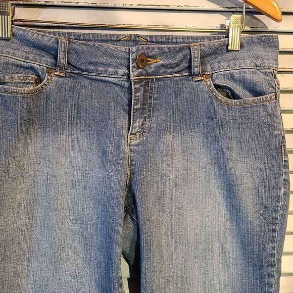 DKNY Jeans Sz 8 Denim Bermuda Shorts - Picture 4 of 7